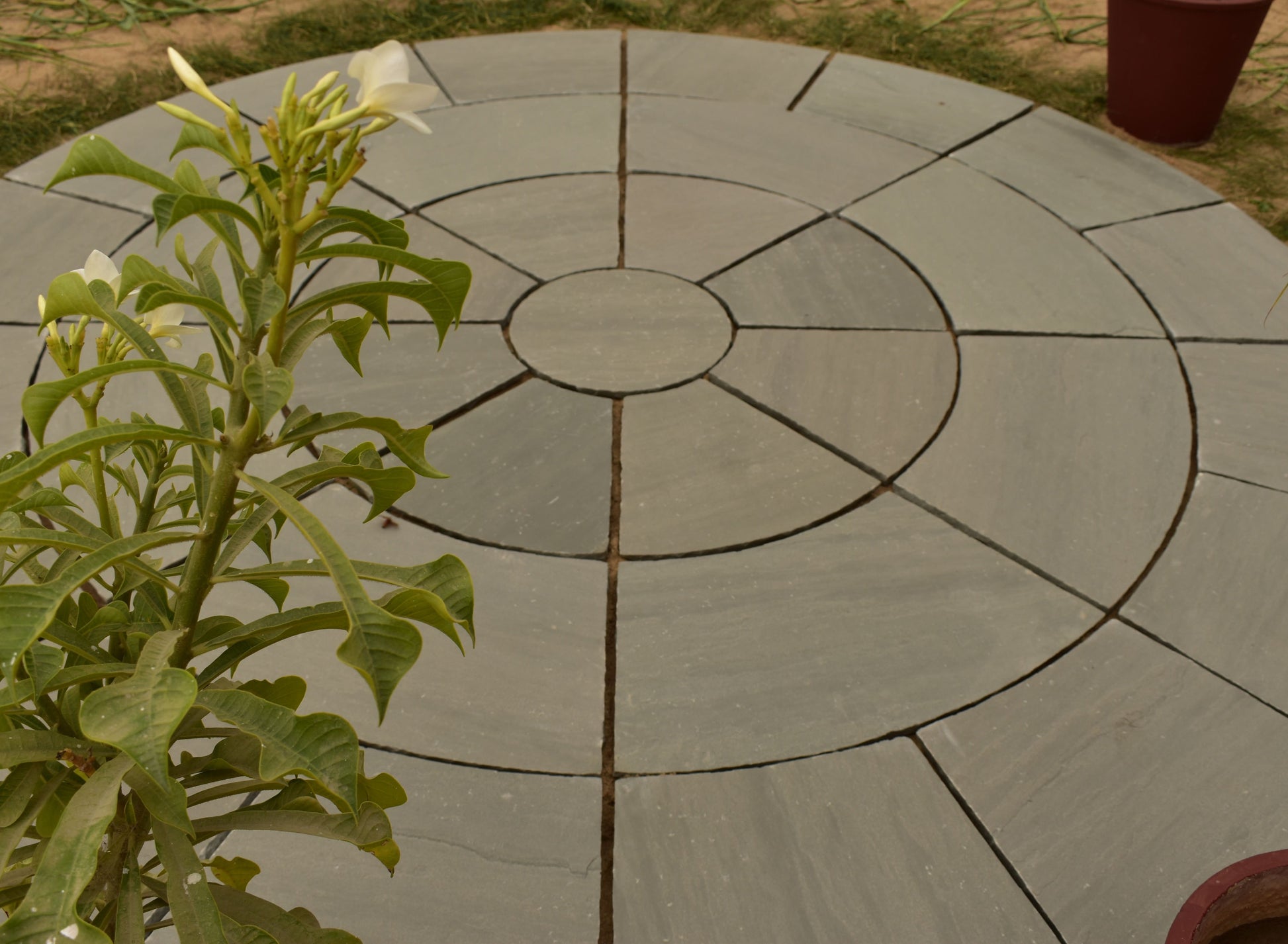 Circular Paving Kit in Kandla Grey – elegant riven sandstone for traditional round patio designs